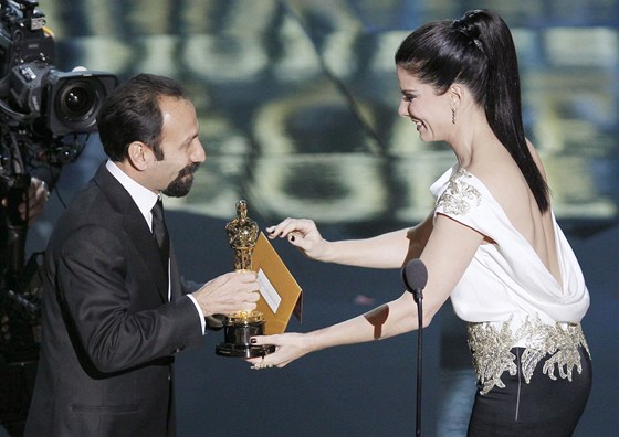 Reisér Asghar Farhádí pebírá Oscara za svj film.