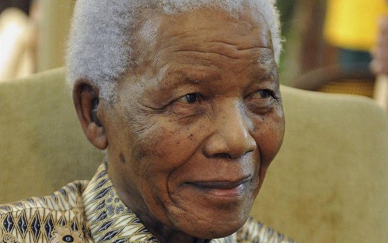 Nelson Mandela na archivním snímku z 16. kvtna 2011