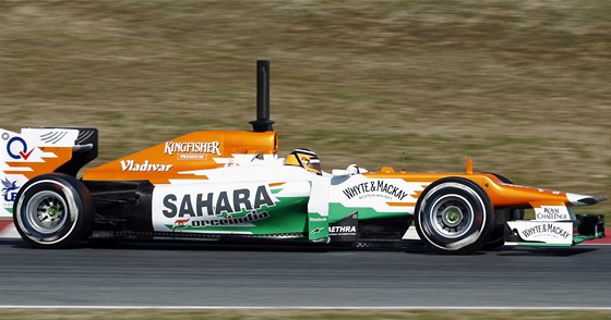 Nico Hülkenberg s vozem Force India pi testech v Barcelon.