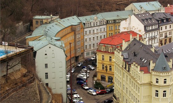 Karlovarská ulice I. P. Pavlova. Po levé stran jsou budovy bývalého okresního...