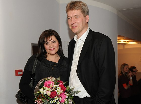 Ilona Csáková pila s manelem oslavit 10. výroí Divadla Broadway.