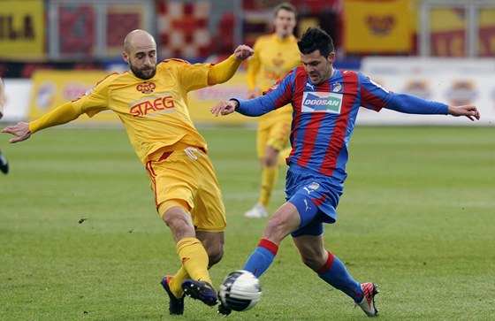 Dukla na jae neekan vybojovala bod v Plzni; na snímku z tohoto zápasu bojuje o mí Vorel (vlevo) s domácím uriem.