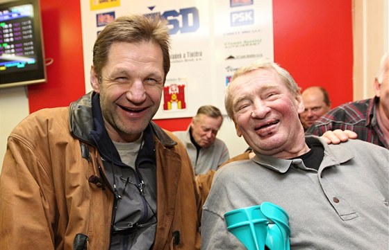 HOKEJOVÉ LEGENDY. Frantiek Musil (vlevo) a Jaroslav Holík sledují derby...