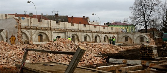 Demolice barokní sýpky ve Velehradské ulici v Kromíi.