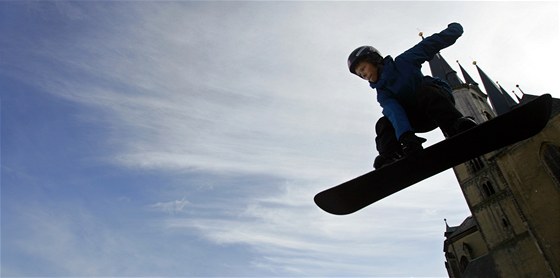 Snowboardisté létali v Chebu uprosted msta na Kasárním námstí pod kostelem