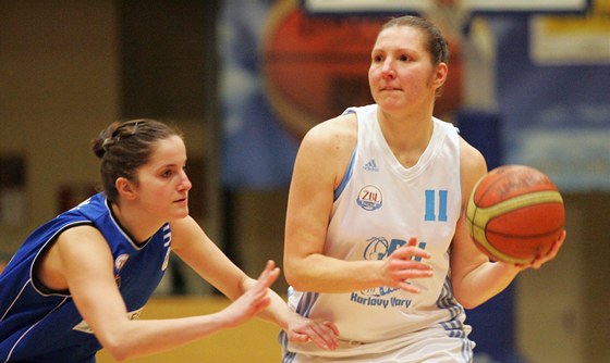 Karlovarská árka Kuerová útoí, hlídá ji Zuzana Kruková z DSK Basketball.