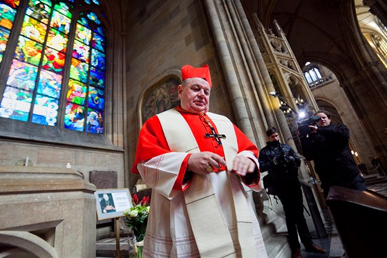 Kardinál Dominik Duka zamíil na Hrad za prezidentem Miloem Zemanem. Spolen chystali dopis, jím pozvou do eska nového papee Frantika na oslavy 1150. výroí píchodu vrozvst Cyrila a Metodje na Moravu.