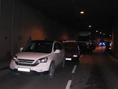 V Husovickm tunelu v Brn se v ter rno srazilo est osobnch aut a nkladn