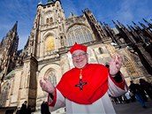 Na nádvoří se ještě stačil rychle pozdravit s několika věřícími.