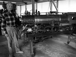 Dvaadevadesátiletý Jim si postavil model lokomotivy.