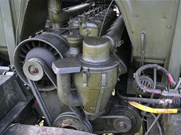 Praga V3S: st motoru byla pstupna po odklopen krtk pedn kapoty. Pi...