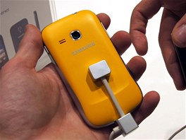 Samsung Galaxy mini 2 bude v prodeji i s rznobarevnými kryty zadní ásti...