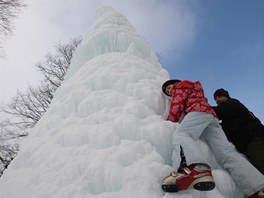 Ob ledov homole vytvoen z vodotrysku v Karlov Studnce na Bruntlsku.
