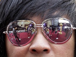 ervený koberec a pípravy na udílení Oscar se zrcadlí na brýlích thajského