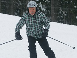 Sedmaedesátiletý zpvák Milan Drobný ve skiareálu v Herlíkovicích pedvedl, e...