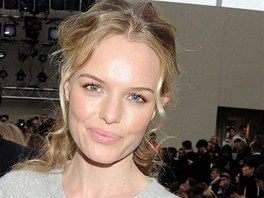 Hereka Kate Bosworthov, znm z filmu Superman se vrac, pila na pehldku