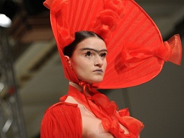 Pam Hogg, kolekce podzim - zima 2012/2013: romantick prvky odv z 18. stolet...