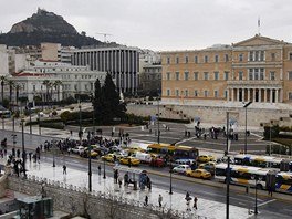Zhruba 200 student blokuje dopravu ped atnskm parlamentem v den, kdy...