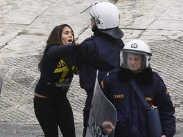 Policista zakrouje proti studentce, kter se zastnila protestu proti
