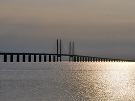 Most pes prliv Öresund spojuje dánskou Koda a védské Malmö. Most most mí...