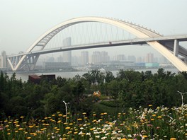 Lupu Bridge v anghaji, klenoucí se nad ekou Huangpu, je druhým nejvtím...