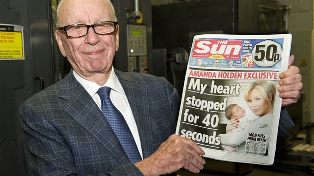 Rupert Murdoch s prvním vydáním nedlního The Sun. (26. února 2012)