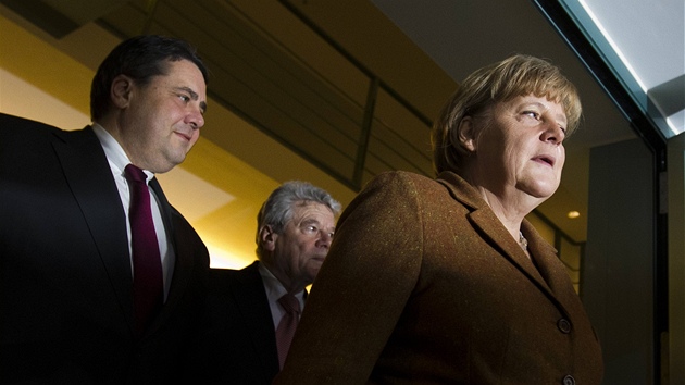 Nmeck kanclka Angela Merkelov, f opozin SPD Sigmar Gabriel (vlevo) a kandidt na prezidenta Joachim Gauck (20. nora 2012)