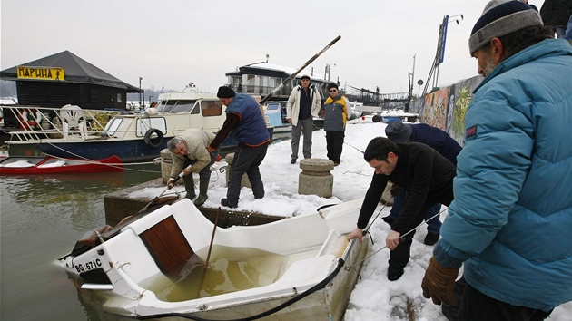 Led na Dunaji povolil a kry poniily destky lod (20. nora 2012)