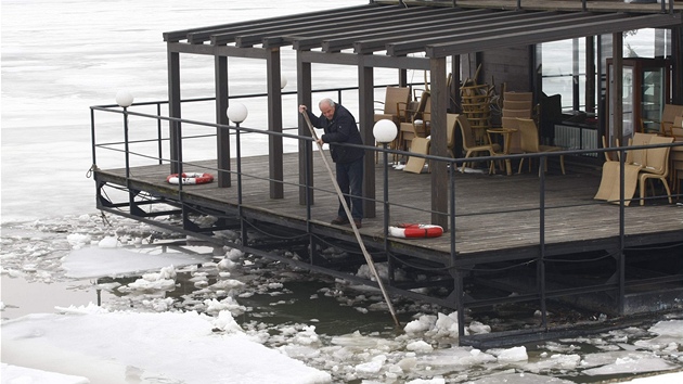 Srbsk restauratr odklz nebezpen kry od svho podniku na Dunaji (20. nora 2012)