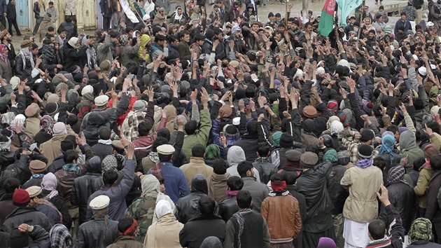 Rozzuení Afghánci protestují proti údajnému pálení Korán (21. února 2012)