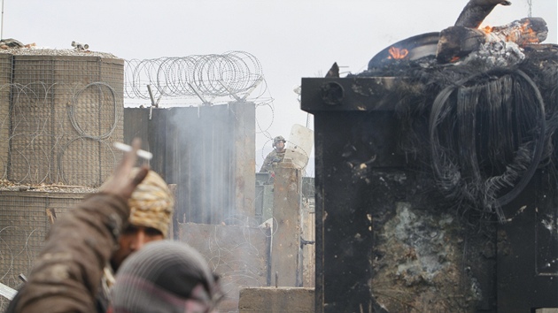 Rozzuení Afghánci protestují proti údajnému pálení Korán (21. února 2012)