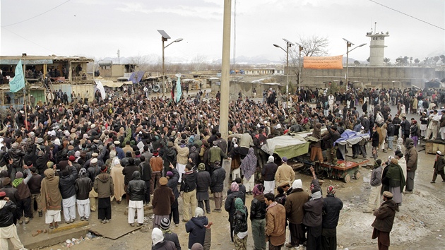 Rozzuení Afghánci protestují proti údajnému pálení Korán (21. února 2012)