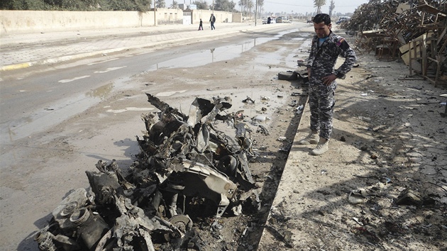 Trosky automobilu po útoku terorist v iráckém mst Bákubá (23. února 2012)
