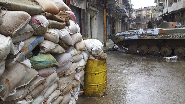 Ulice Homsu blokuj obrnn transportry (22. nora 2012)