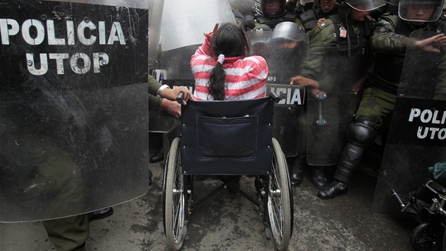 Protesty postiench v bolivijsk metropoli La Paz (24. nora 2012)