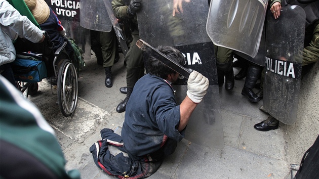 Protesty postiench v bolivijsk metropoli La Paz (24. nora 2012)