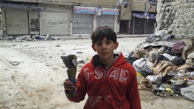 Syrsk chlapec z Homsu ukazuje stepinu z dlosteleckho grantu (28. nora 2012)