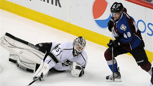 Branká Los Angeles Jonathan Bernier se snaí zachránit situaci. Puk sleduje