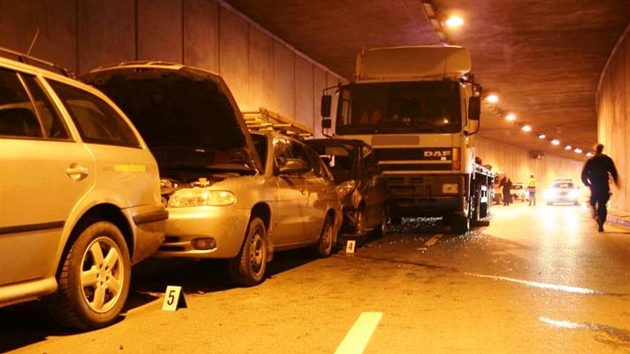 V Husovickém tunelu v Brn se srazilo est osobních aut a nákladní vozidlo.