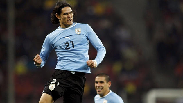 J SI VYSKOM! Uruguaysk tonk Edinson Cavani oslavuje trefu proti Rumunsku.