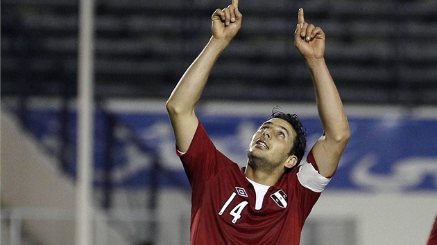 DKY. Claudio Pizarro, kapitn fotbalov reprezentace Peru, oslavuje gl v ptelskm zpase proti Tunisku.
