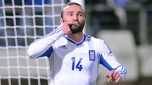 PUSA ZA GÓL. Řecký útočník Dimitris Salpingidis oslavuje svůj zásah v utkání s PUSA ZA GÓL. Řecký útočník Dimitris Salpingidis oslavuje svůj zásah v utkání s