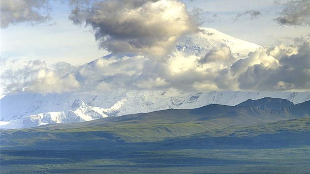 Mt. Sanford vysoká 4949 metrů, výjimečně neschovaná za mraky. Mt. Sanford vysoká 4949 metrů, výjimečně neschovaná za mraky.