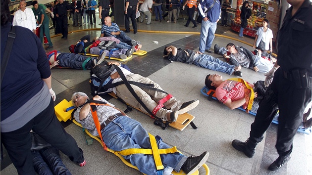 Podle adu je na mst nejmn 550 zrannch, nehodu ve vlaku nepeilo nejmn 40 lid. Buenos Aires, Argentina (22. nora 2012)