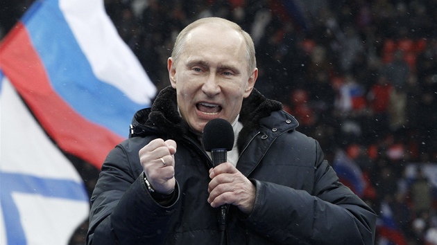 Prezidentsk kandidt a souasn rusk premir Vladimir Putin bhem sv ei ped davem pznivc na moskevskm stadionu Luniky (23. nora 2012)
