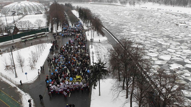 Putina podpoili pznivci tak pochodem po moskevskm nbe, vybaveni byli adou transparent oslavujcch Putinovu osobu. (23. nora 2012)