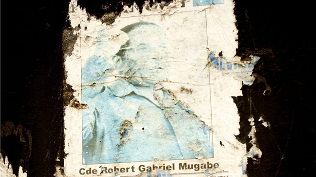 Volební plakát z roku 2008 s Robertem Mugabem Volební plakát z roku 2008 s Robertem Mugabem