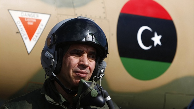 Libyjský plukovník Alí Al-Rabtí ped stíhakou, s ní ped rokem pistál na