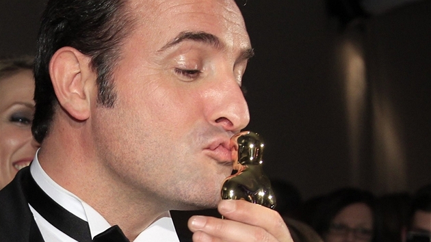 Herec Jean Dujardin se mazlí se svým Oscarem za hlavní mukou roli ve filmu