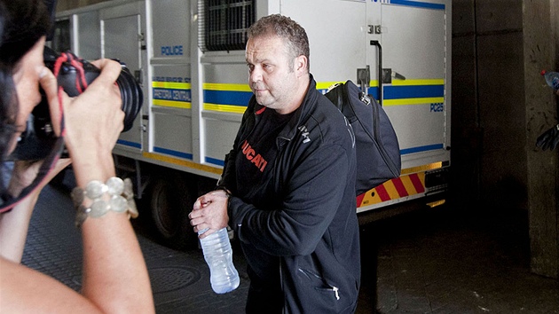 Spoutan Radovan Krej odchz od soudu v jihoafrick Pretorii, kde byl projednvn ppad jeho dajn asti na losk ozbrojen loupei. (13. nora 2012)